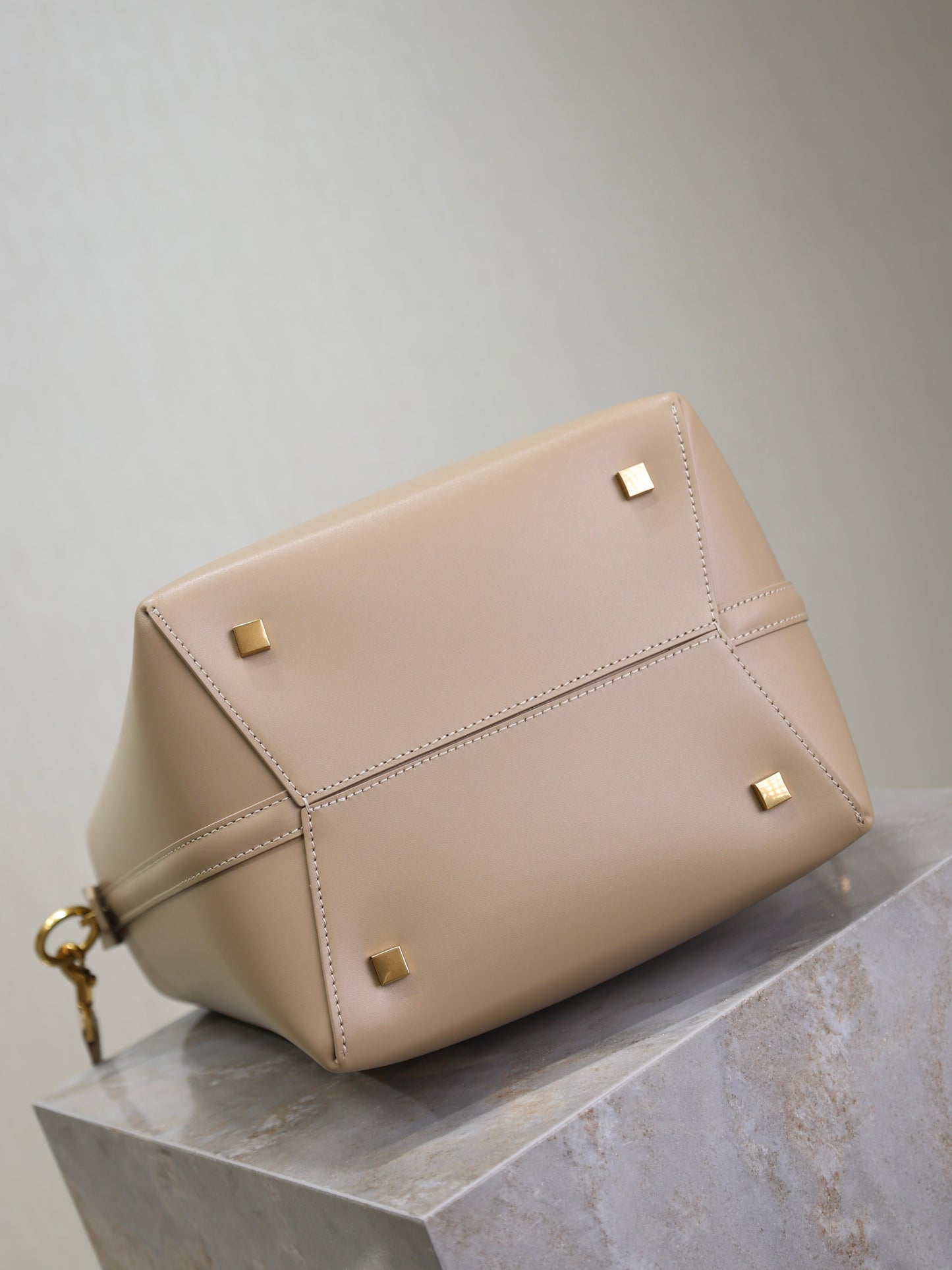 YSL 25S LE 5 À 7 BUCKET 26 IN NUDE CALFSKIN GOLD HARDWARE