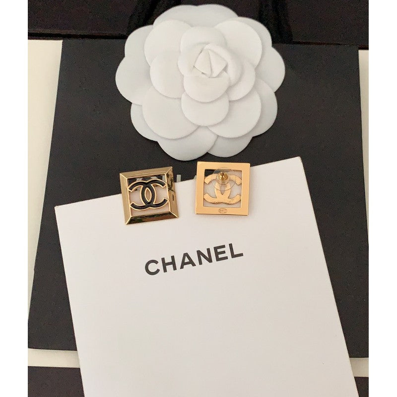 18K Chanel Square Hollow Earrings