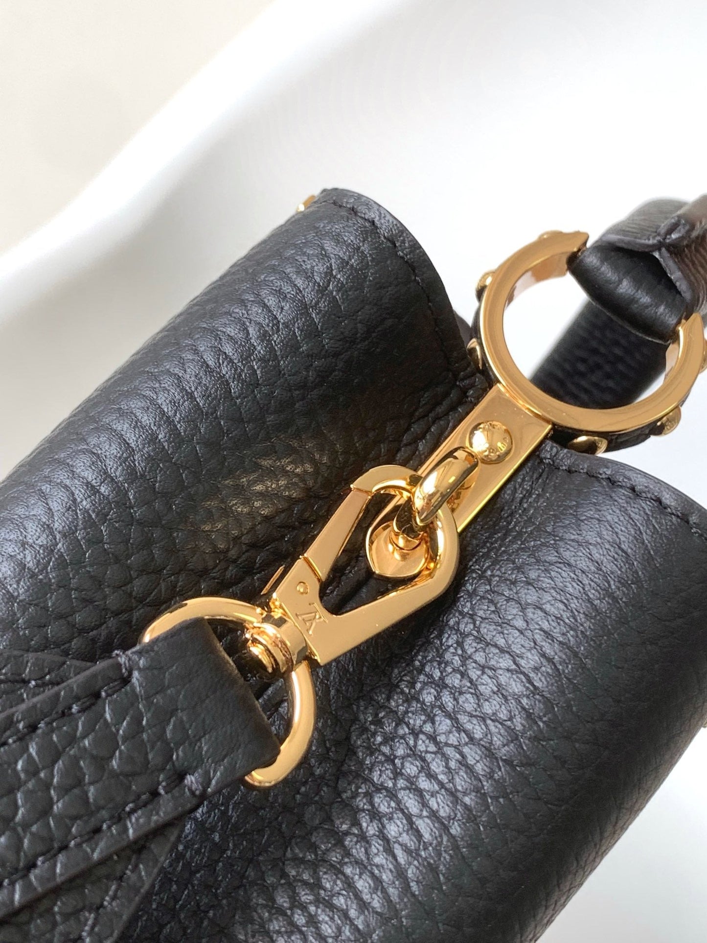 LOUIS VUITTON CAPUCINES MM BAG 21 IN BLACK TAURILLON COWHIDE GOLD HARDWARE