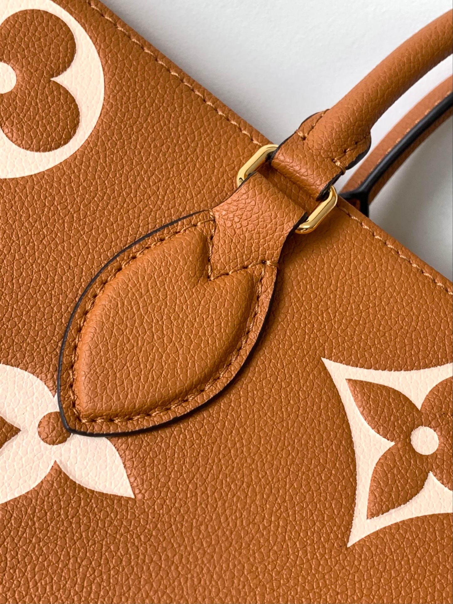 LOUIS VUITTON ONTHEGO MM 35CM ORANGE WHITE