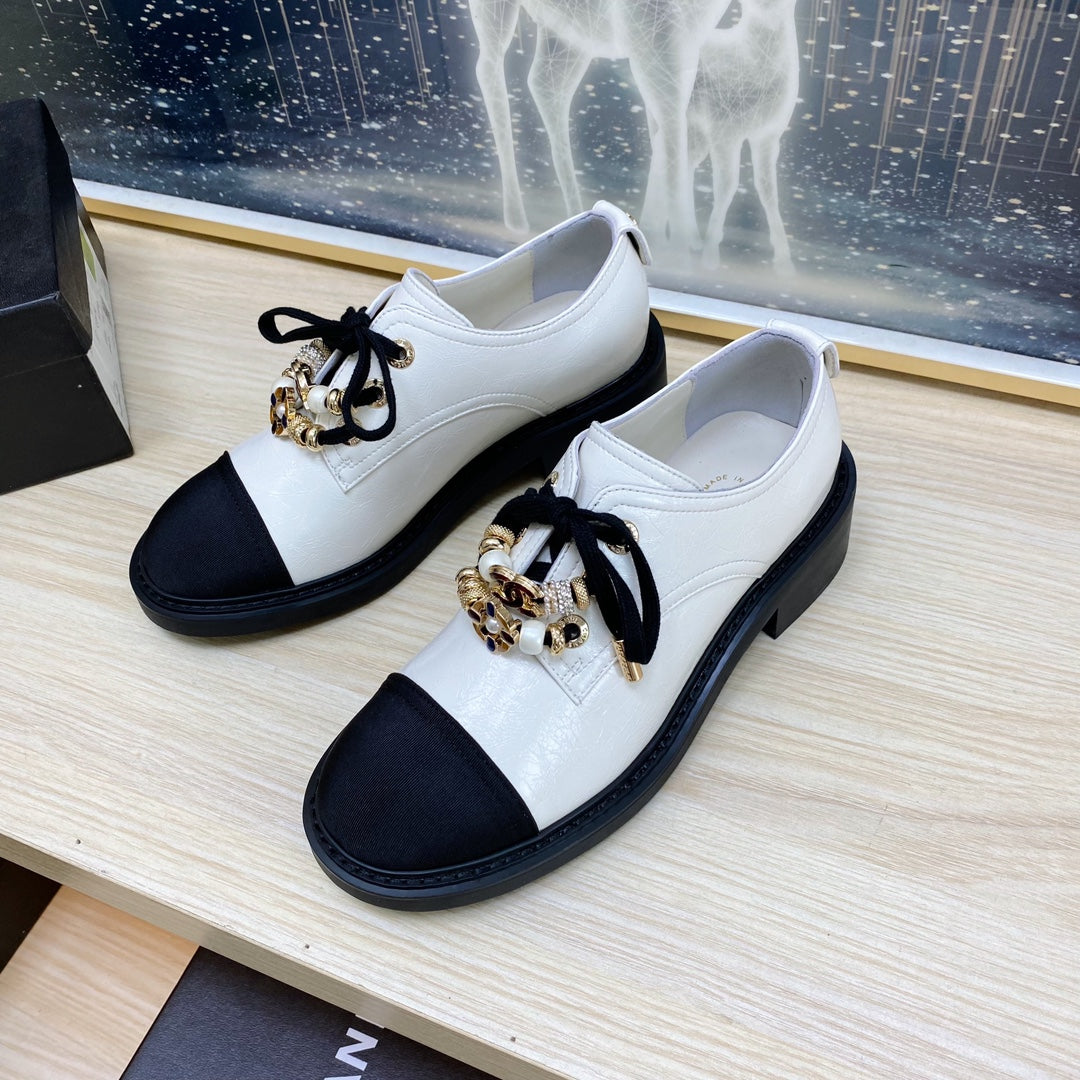 CHANEL COMBAT OXFORD SHOES IN WHITE WRINKLED CALFSKIN AND BLACK GROSGRAIN WITH FAUX PEARL