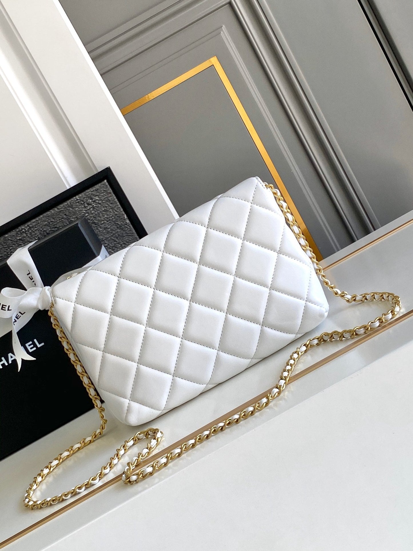 CHANEL MEDIUM 22 FLAP BAG IN WHITE LAMBSKIN GOLD HARDWARE